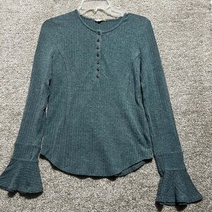 Easel Woman’s Green Ribbed Long Bell Sleeve Knit Blouse Top Size Medium